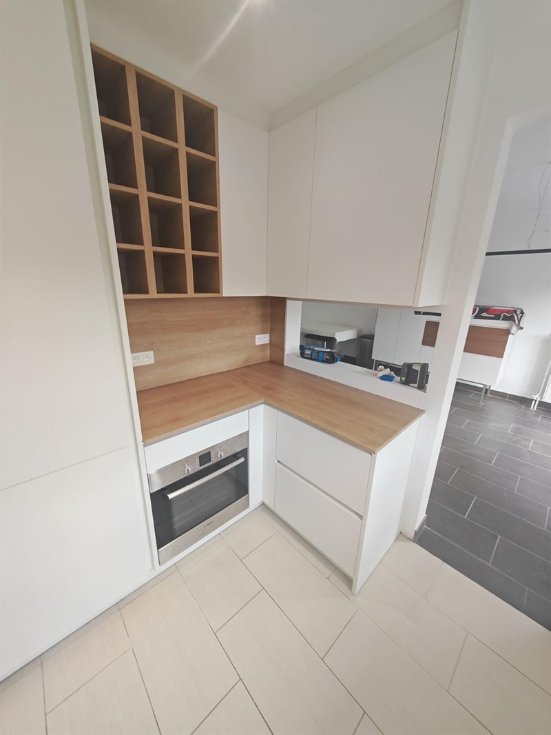 Cuisine en U bois et blanc à Bruxelles | Raison Home - 8