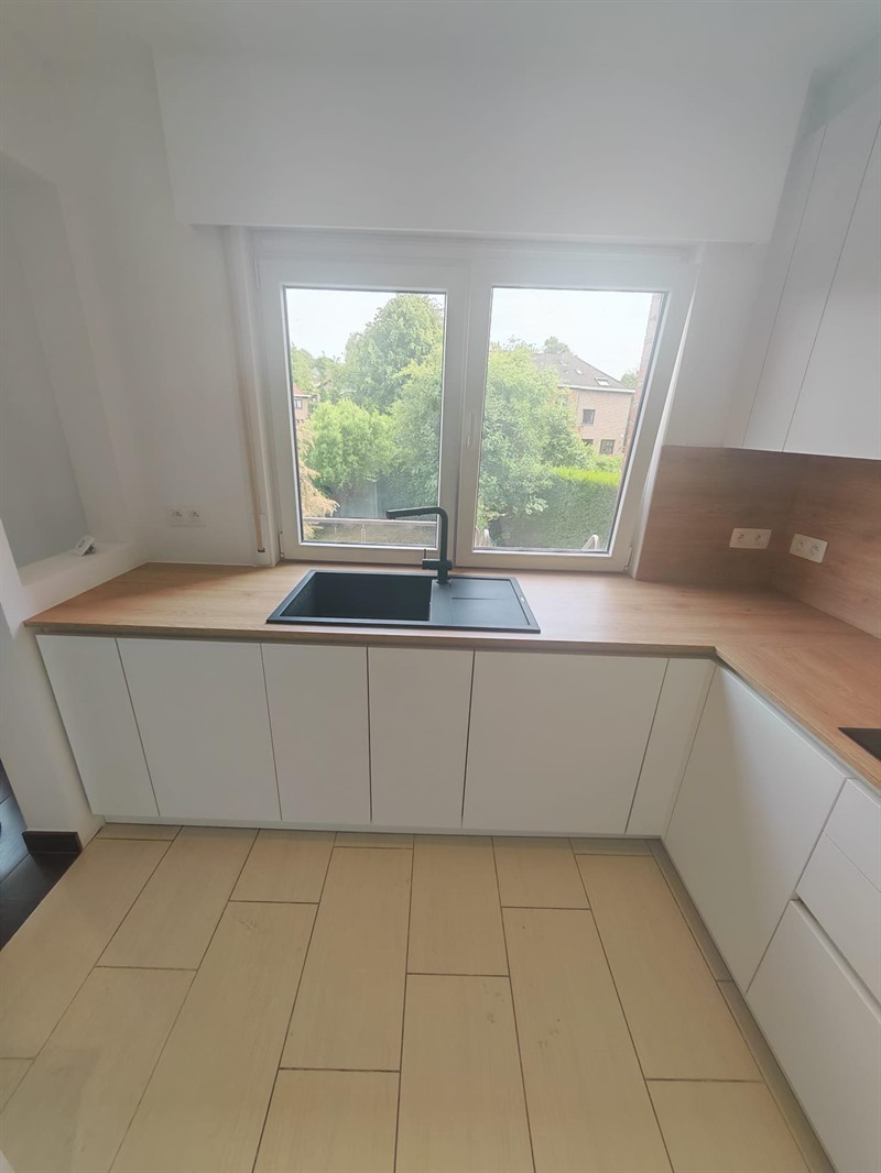 Cuisine en U bois et blanc à Bruxelles | Raison Home - 9