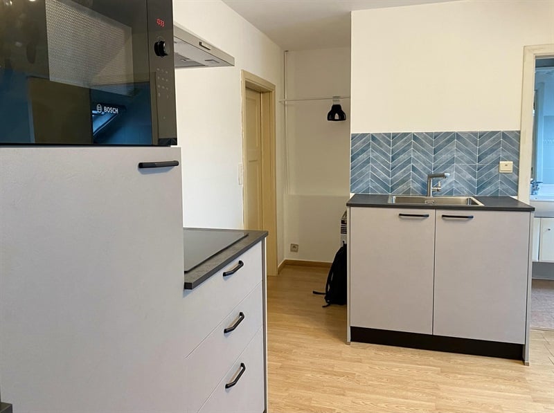 Cuisine fermée de style moderne noir et gris à Ottiginies | Raison Home - 2