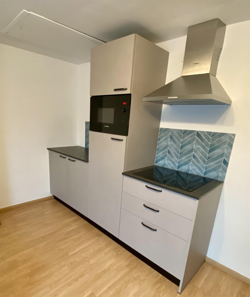 Cuisine fermée de style moderne noir et gris à Ottiginies | Raison Home - 3