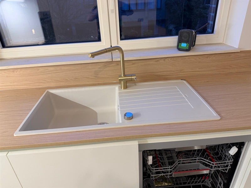 Cuisine ouverte de style moderne bois et blanc à Woluwe Saint Lambert 2