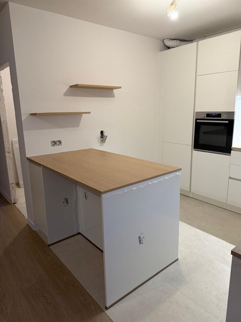 Cuisine ouverte de style moderne bois et blanc à Woluwe Saint Lambert 3