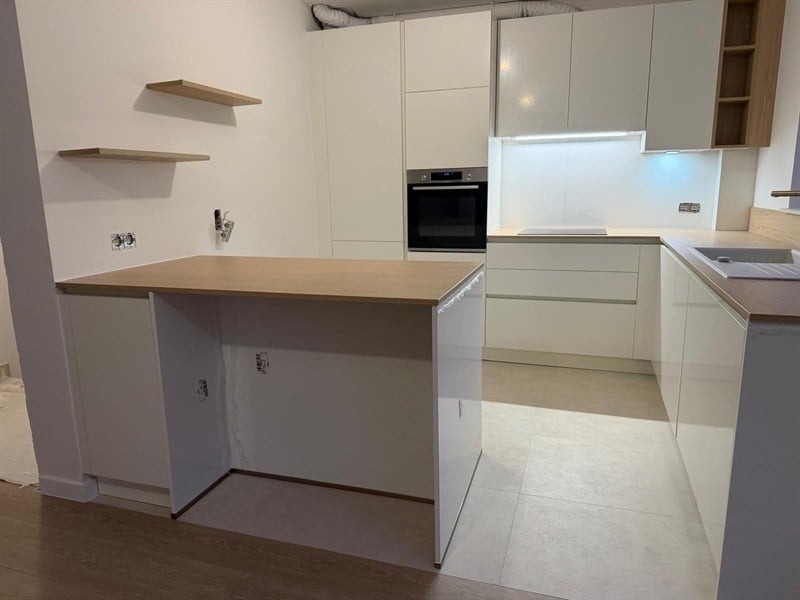 Cuisine ouverte de style moderne bois et blanc à Woluwe Saint Lambert 4