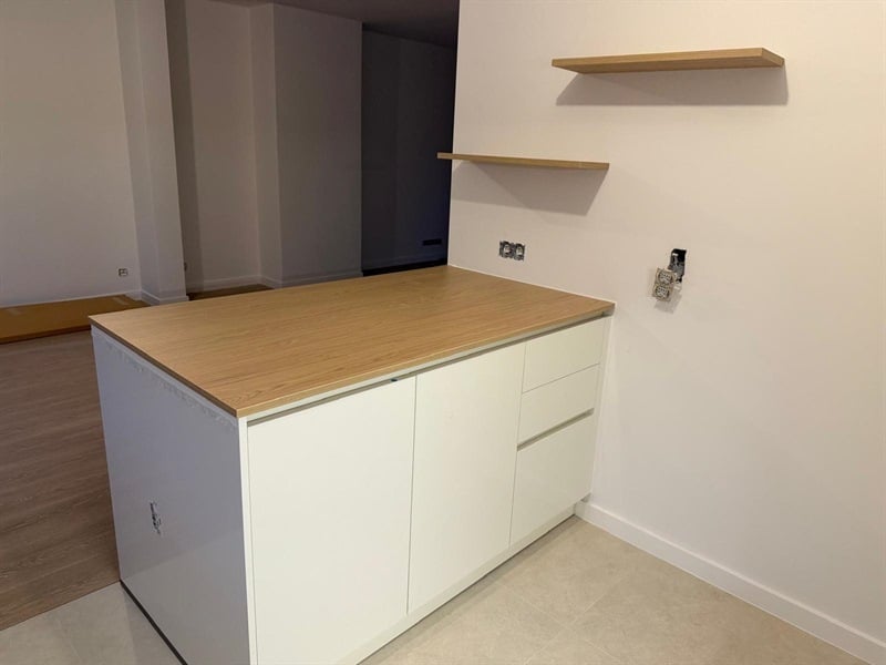 Cuisine ouverte de style moderne bois et blanc à Woluwe Saint Lambert 5