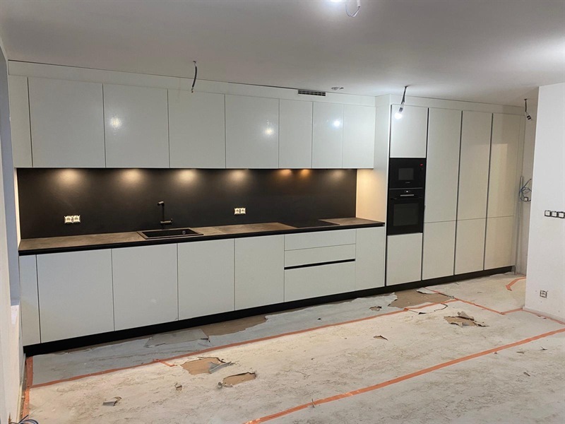 Cuisine ouverte de style moderne noir et blanc à Bruxelles 1