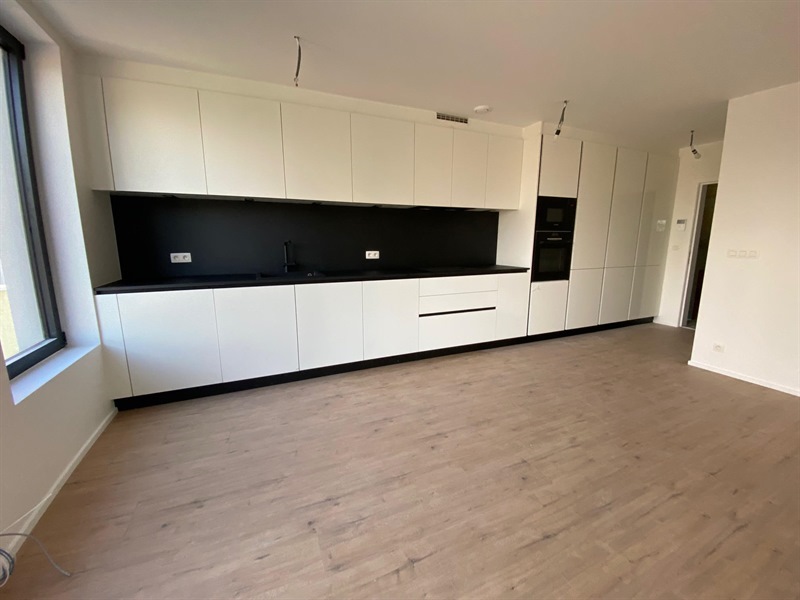 Cuisine ouverte de style moderne noir et blanc à Bruxelles 2