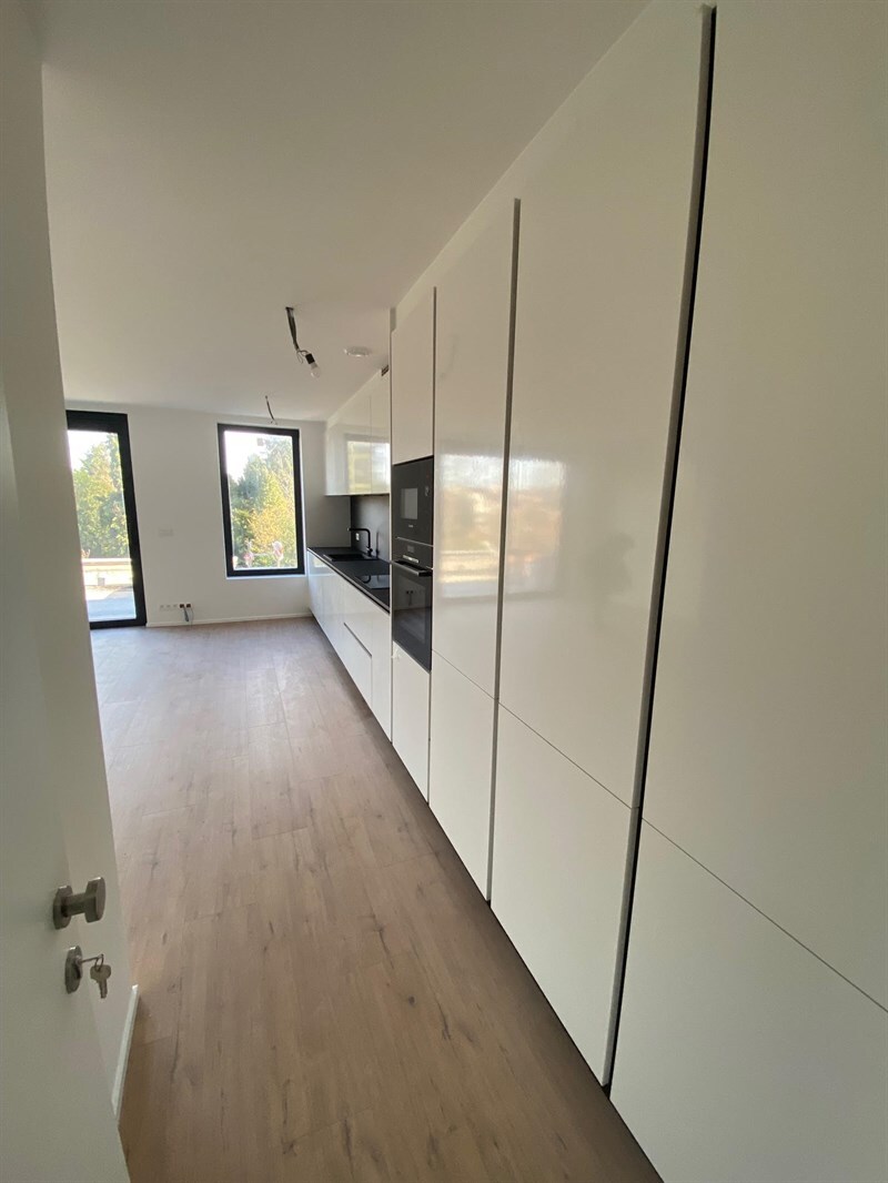 Cuisine ouverte de style moderne noir et blanc à Bruxelles 4