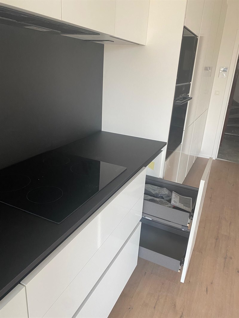 Cuisine ouverte de style moderne noir et blanc à Bruxelles 5