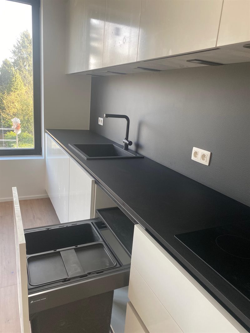 Cuisine ouverte de style moderne noir et blanc à Bruxelles 6