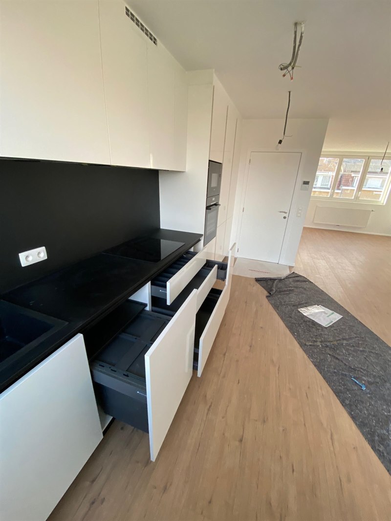 Cuisine ouverte de style moderne noir et blanc à Bruxelles 8