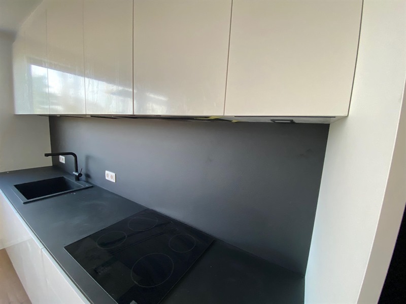 Cuisine ouverte de style moderne noir et blanc à Bruxelles 10