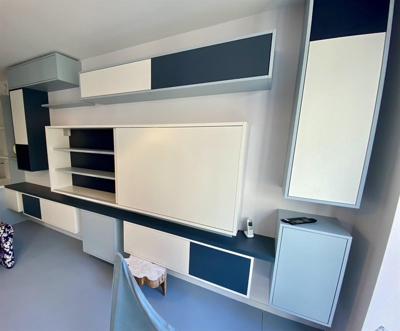 Rangements salon blanc et bleu à Bruxelles 3