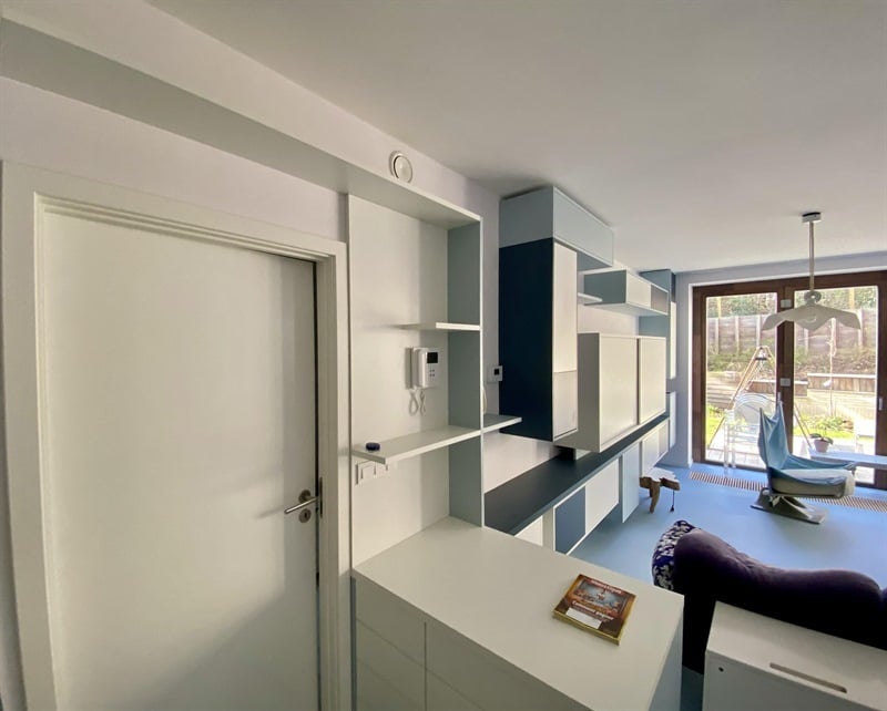 Rangements salon blanc et bleu à Bruxelles 4