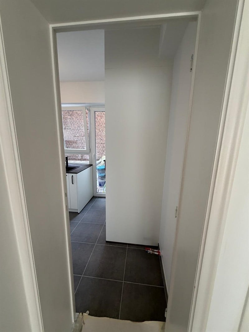 Cuisine fermée de style moderne noir et blanc à Bruxelles | Raison Home - 2