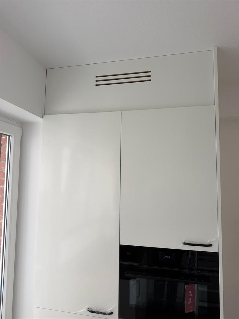 Cuisine fermée de style moderne noir et blanc à Bruxelles | Raison Home - 4