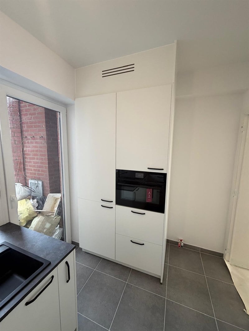 Cuisine fermée de style moderne noir et blanc à Bruxelles | Raison Home - 5