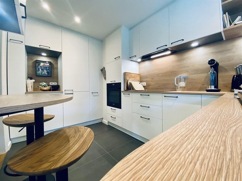 Cuisine fermée de style moderne bois, noir et blanc à Uccle 1