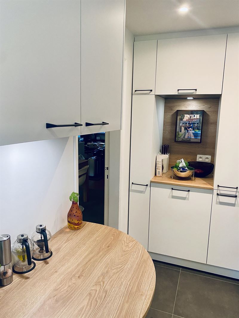 Cuisine fermée de style moderne bois, noir et blanc à Uccle 2
