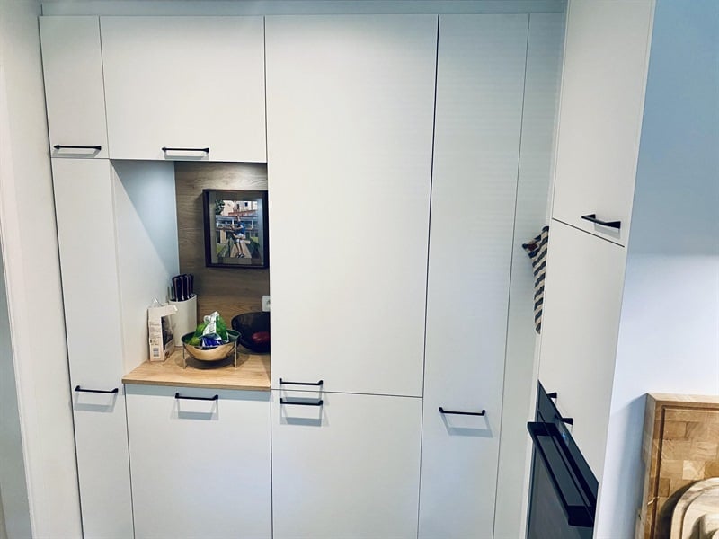 Cuisine fermée de style moderne bois, noir et blanc à Uccle 3