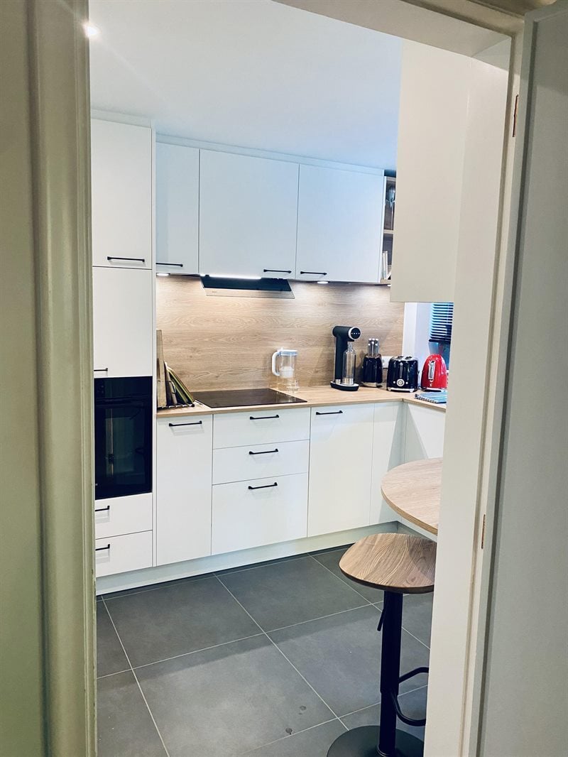 Cuisine fermée de style moderne bois, noir et blanc à Uccle 4