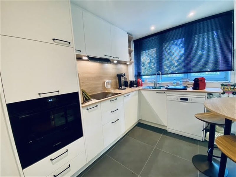 Cuisine fermée de style moderne bois, noir et blanc à Uccle 6
