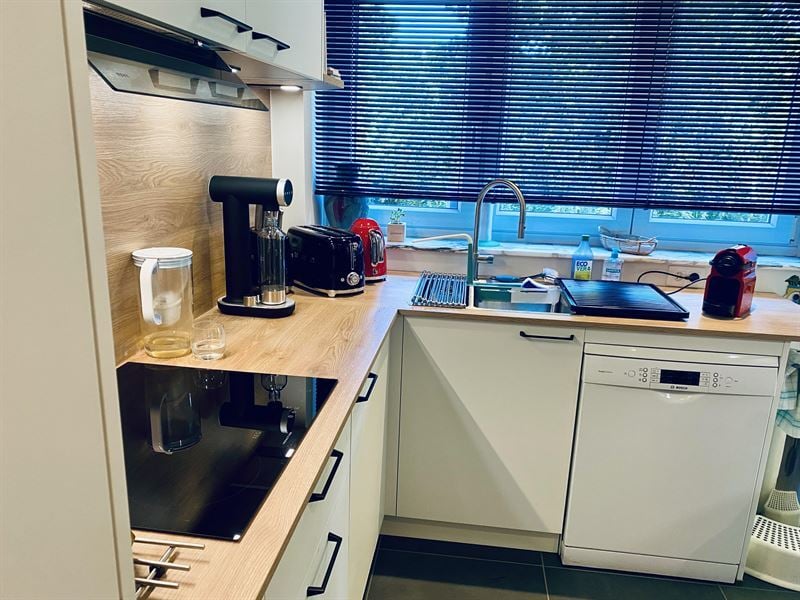 Cuisine fermée de style moderne bois, noir et blanc à Uccle 7