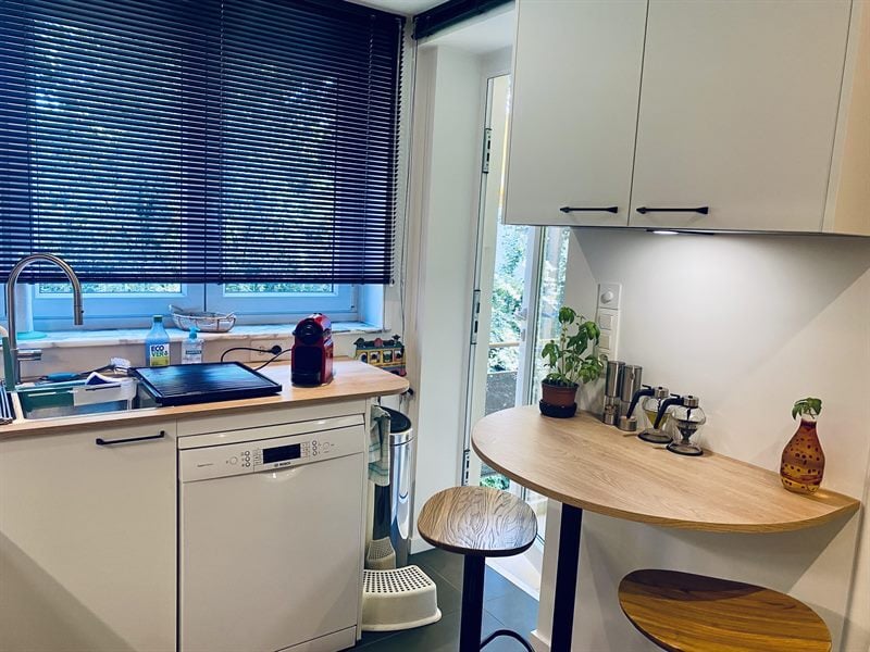 Cuisine fermée de style moderne bois, noir et blanc à Uccle 8