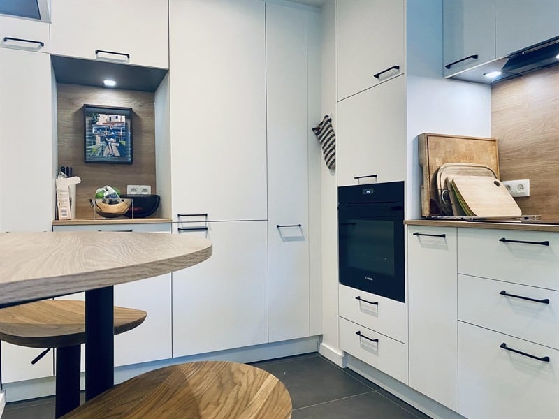 Cuisine fermée de style moderne bois, noir et blanc à Uccle 9