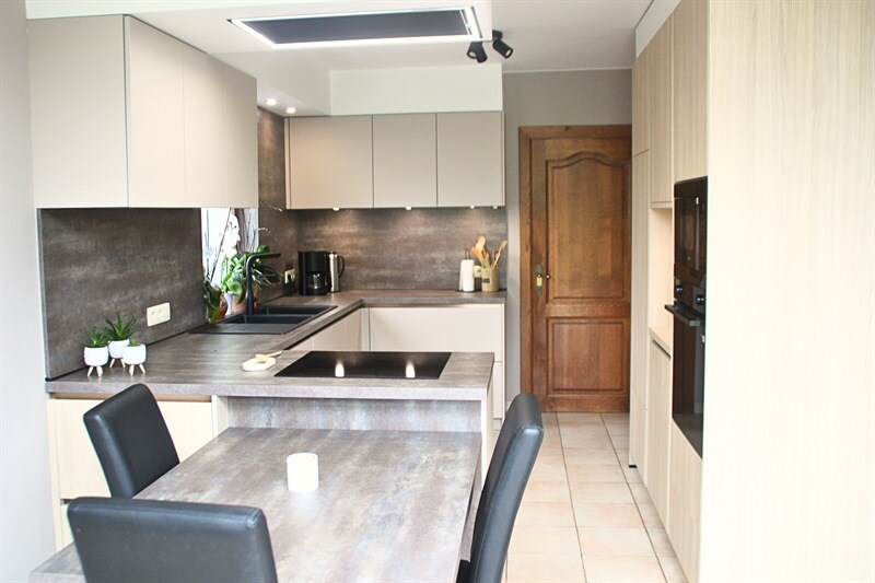 Cuisine fermée de style moderne bois, beige et marron à Hélécine 1