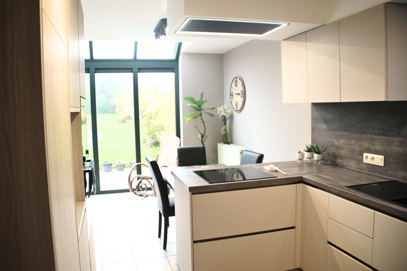 Cuisine fermée de style moderne bois, beige et marron à Hélécine 2