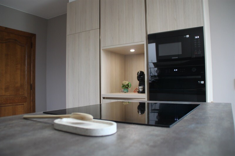 Cuisine fermée de style moderne bois, beige et marron à Hélécine 6
