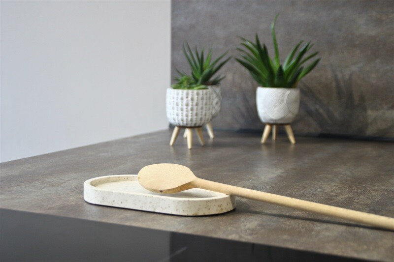 Cuisine fermée de style moderne bois, beige et marron à Hélécine 7