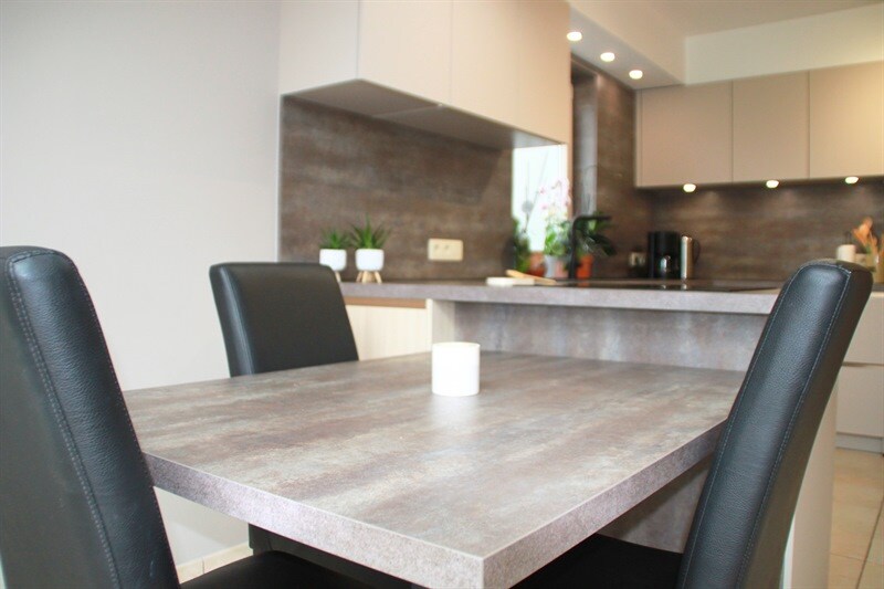Cuisine fermée de style moderne bois, beige et marron à Hélécine 9
