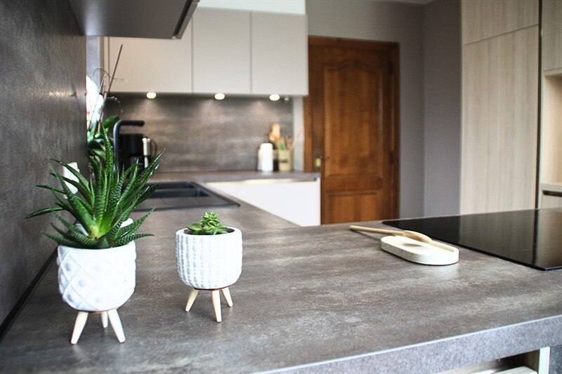 Cuisine fermée de style moderne bois, beige et marron à Hélécine 10