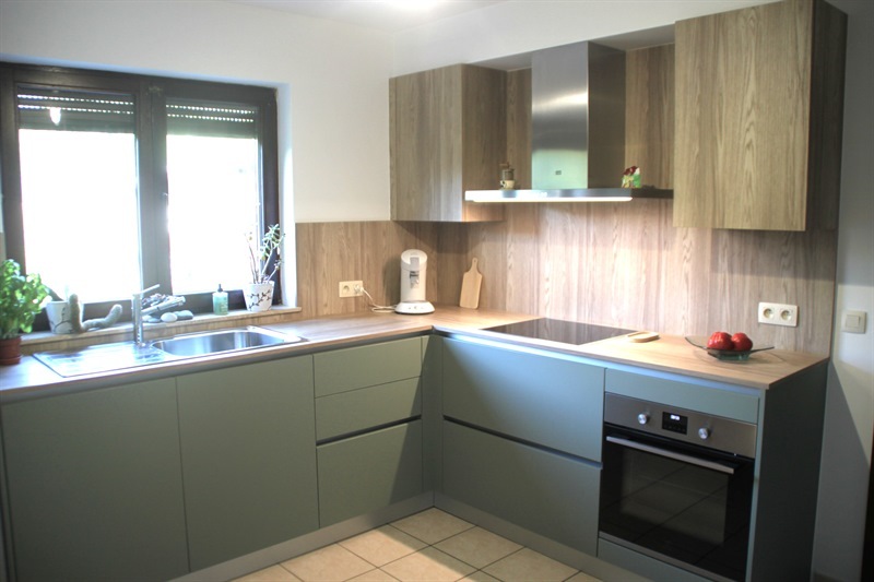 Cuisine moderne bois et vert à Hannut | Raison Home - 4