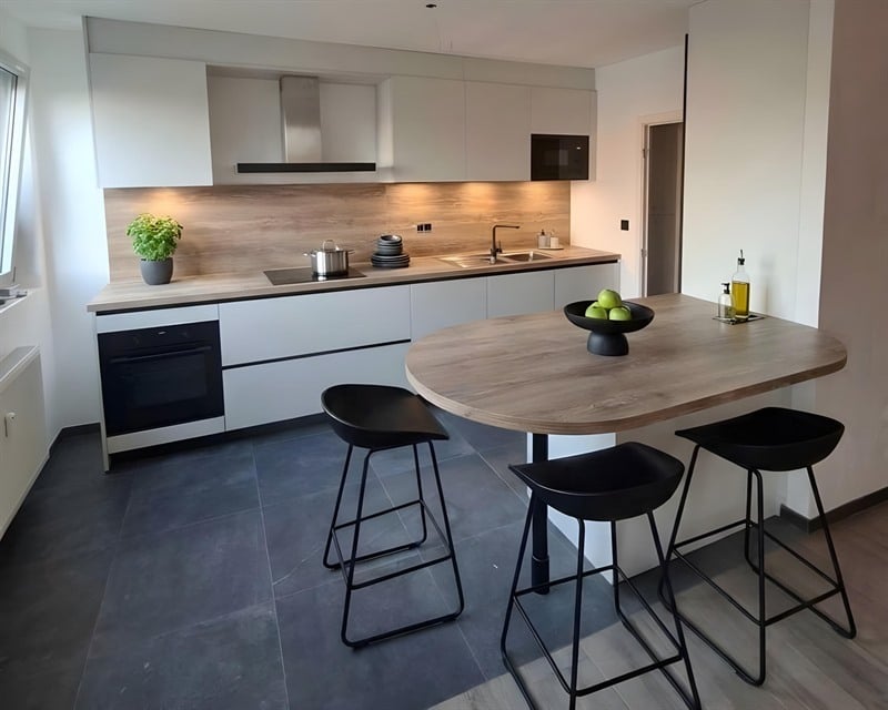 Cuisine ouverte de style moderne bois et blanc à Ans | Raison Home - 1