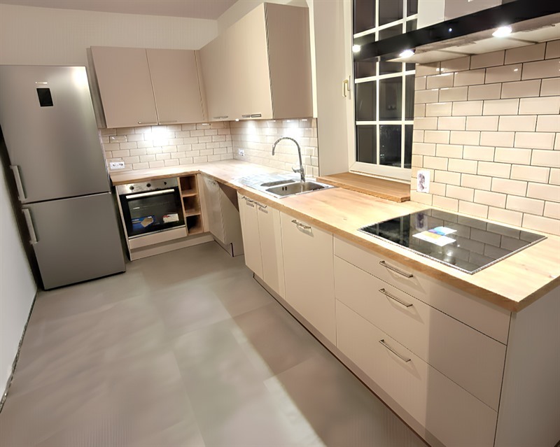 Cuisine fermée de style moderne bois et beige à Couillet | Raison Home - 1