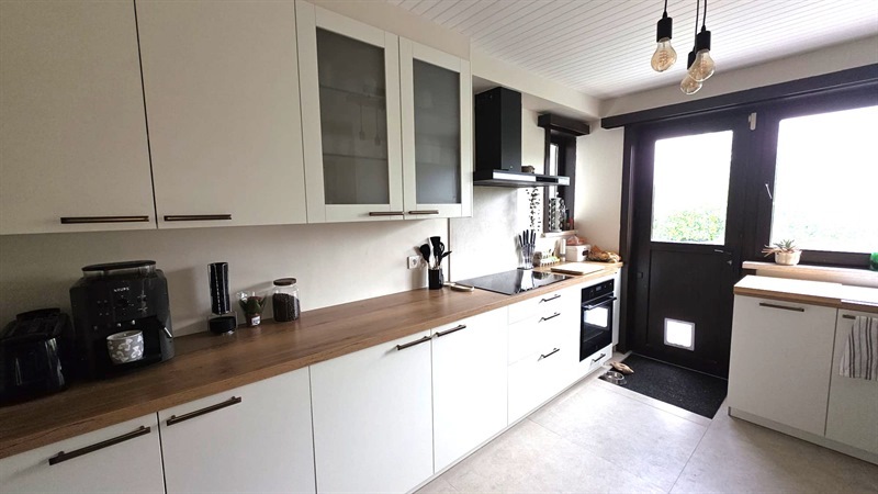 Cuisine fermée de style moderne bois et blanc à Perwez | Raison Home - 1