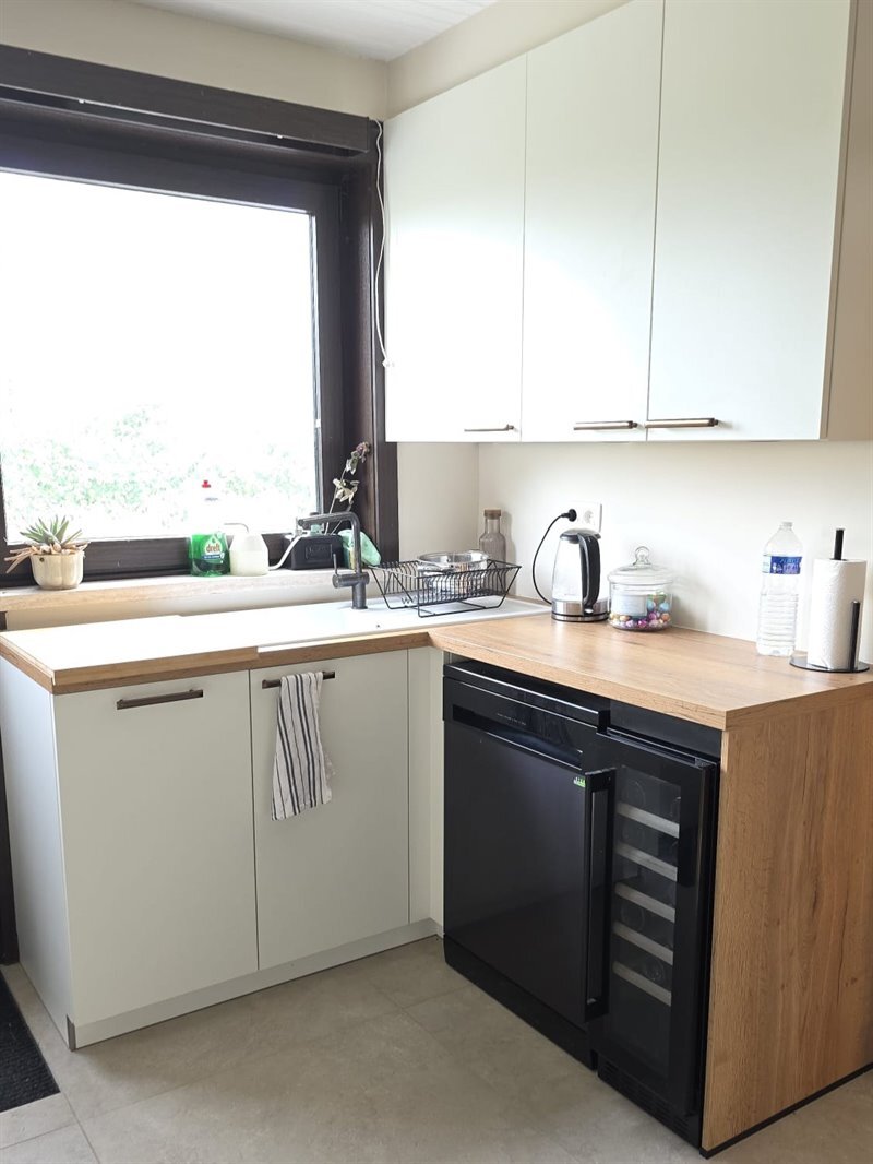 Cuisine fermée de style moderne bois et blanc à Perwez | Raison Home - 3