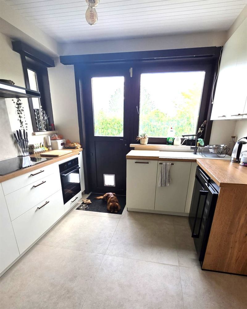 Cuisine fermée de style moderne bois et blanc à Perwez | Raison Home - 4