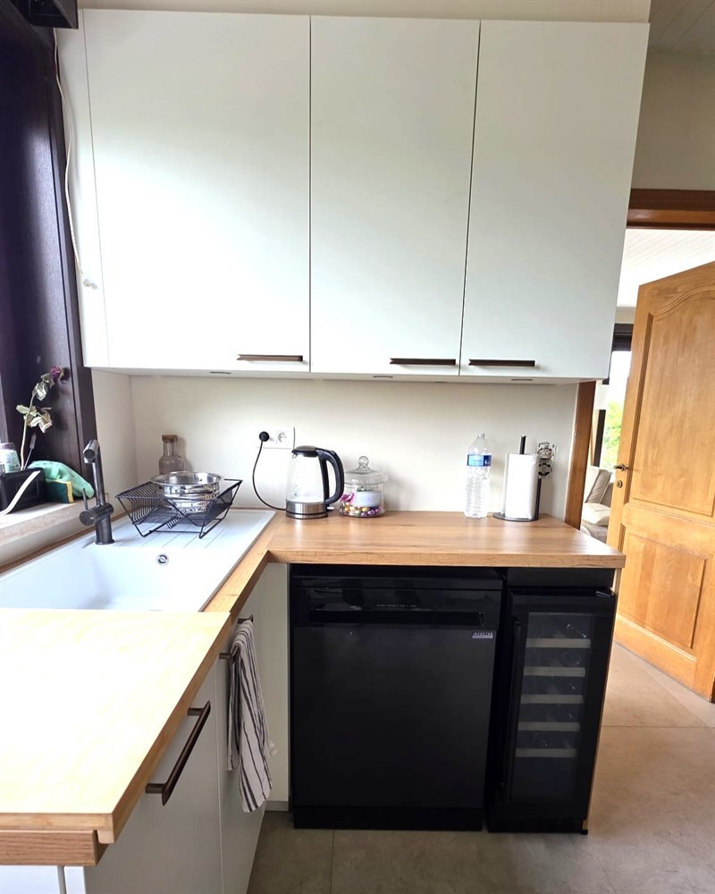 Cuisine fermée de style moderne bois et blanc à Perwez | Raison Home - 5