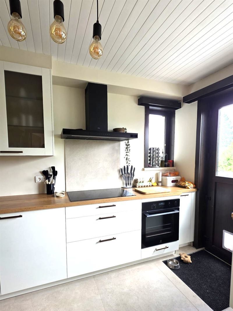 Cuisine fermée de style moderne bois et blanc à Perwez | Raison Home - 6