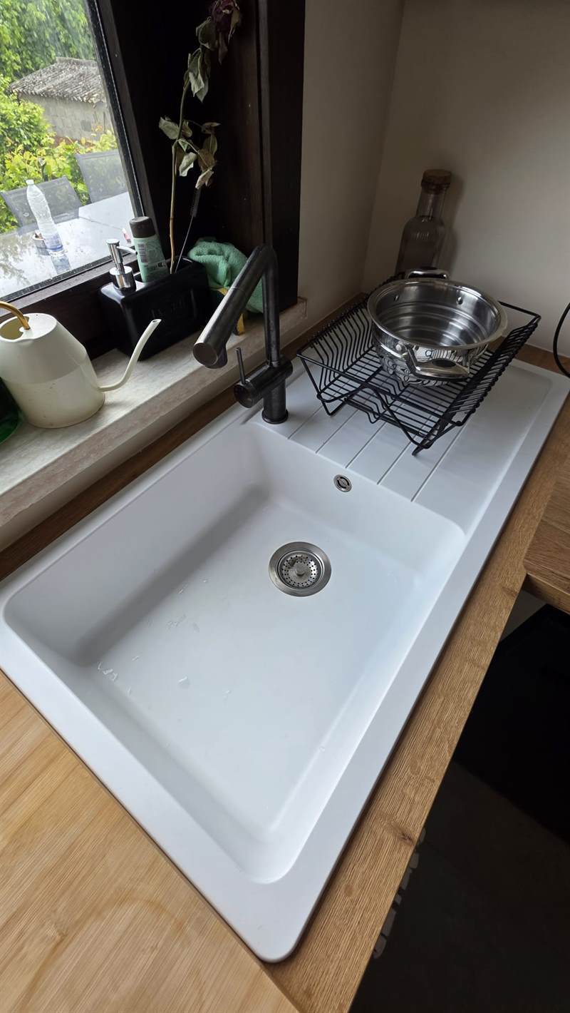 Cuisine fermée de style moderne bois et blanc à Perwez | Raison Home - 7