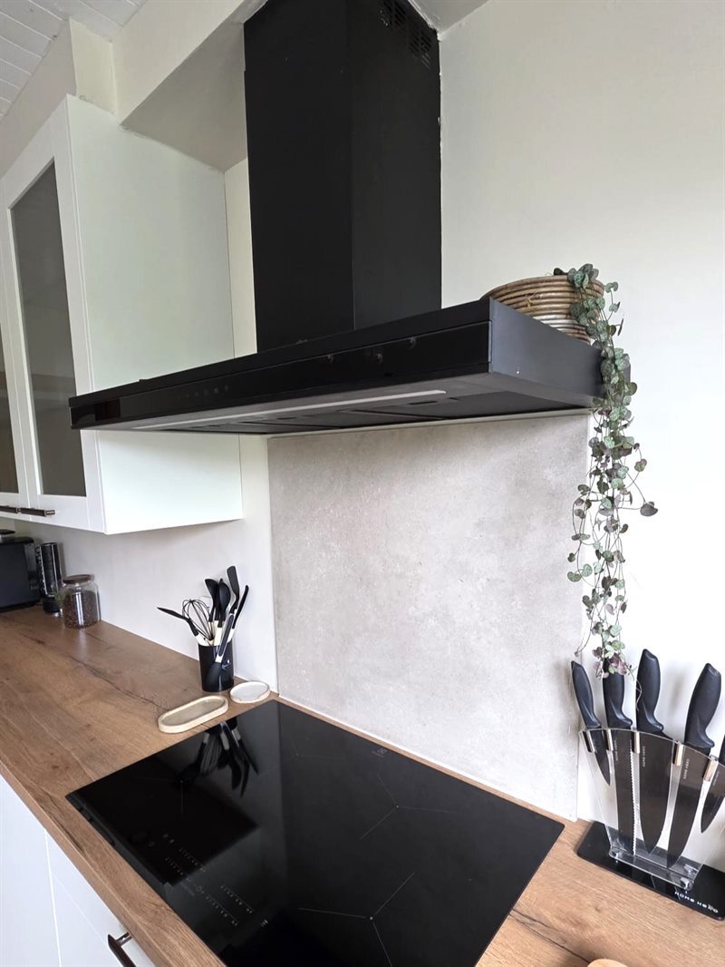 Cuisine fermée de style moderne bois et blanc à Perwez | Raison Home - 8