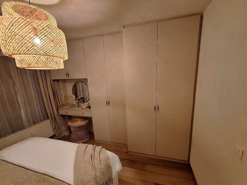 Chambre fermée de style nature beige à Cointes 1