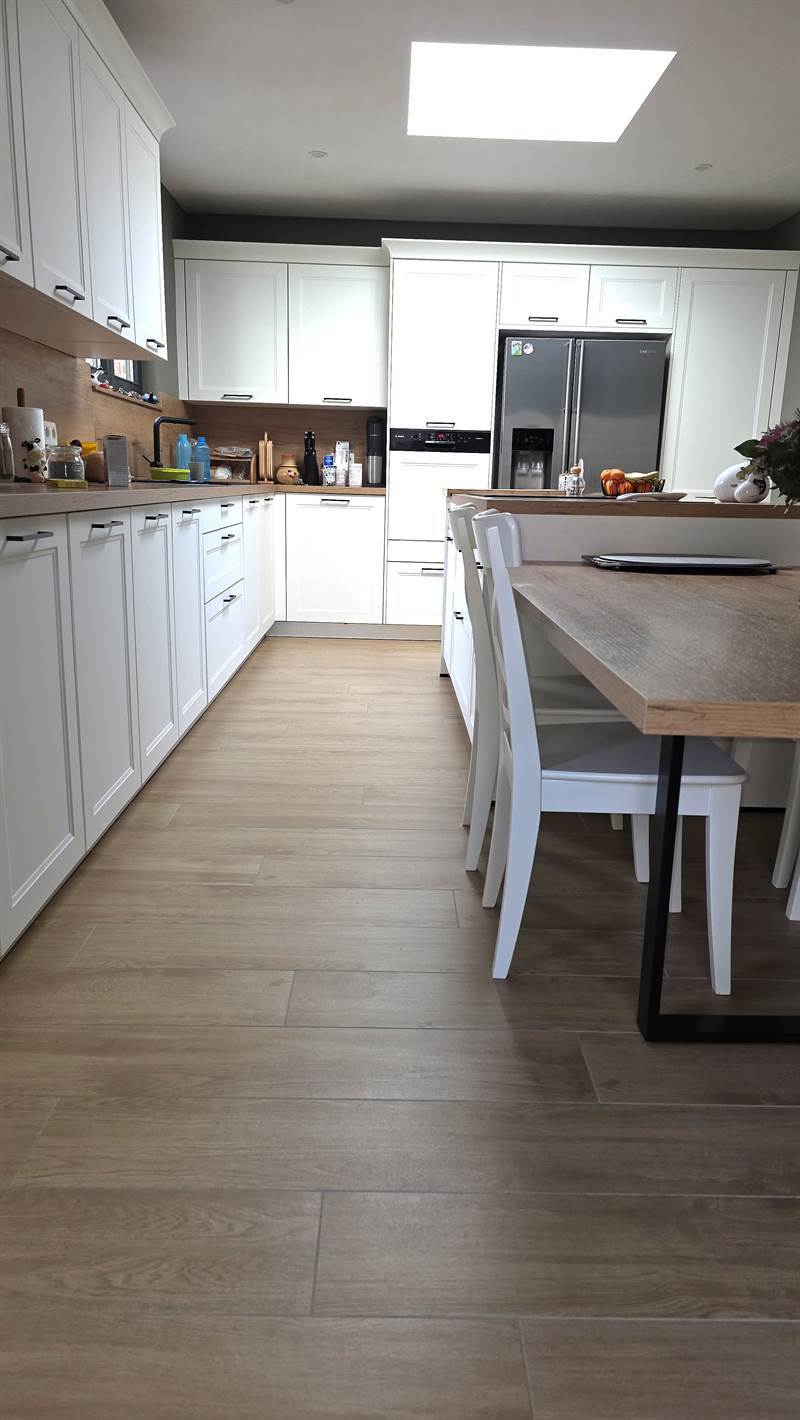 Cuisine ouverte de style campagne bois et blanc à Hélécine | Raison Home - 4