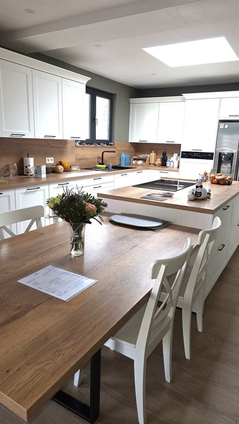 Cuisine ouverte de style campagne bois et blanc à Hélécine | Raison Home - 5