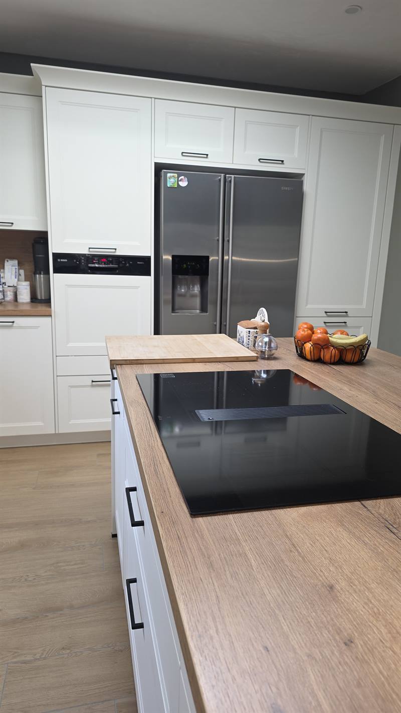 Cuisine ouverte de style campagne bois et blanc à Hélécine | Raison Home - 7