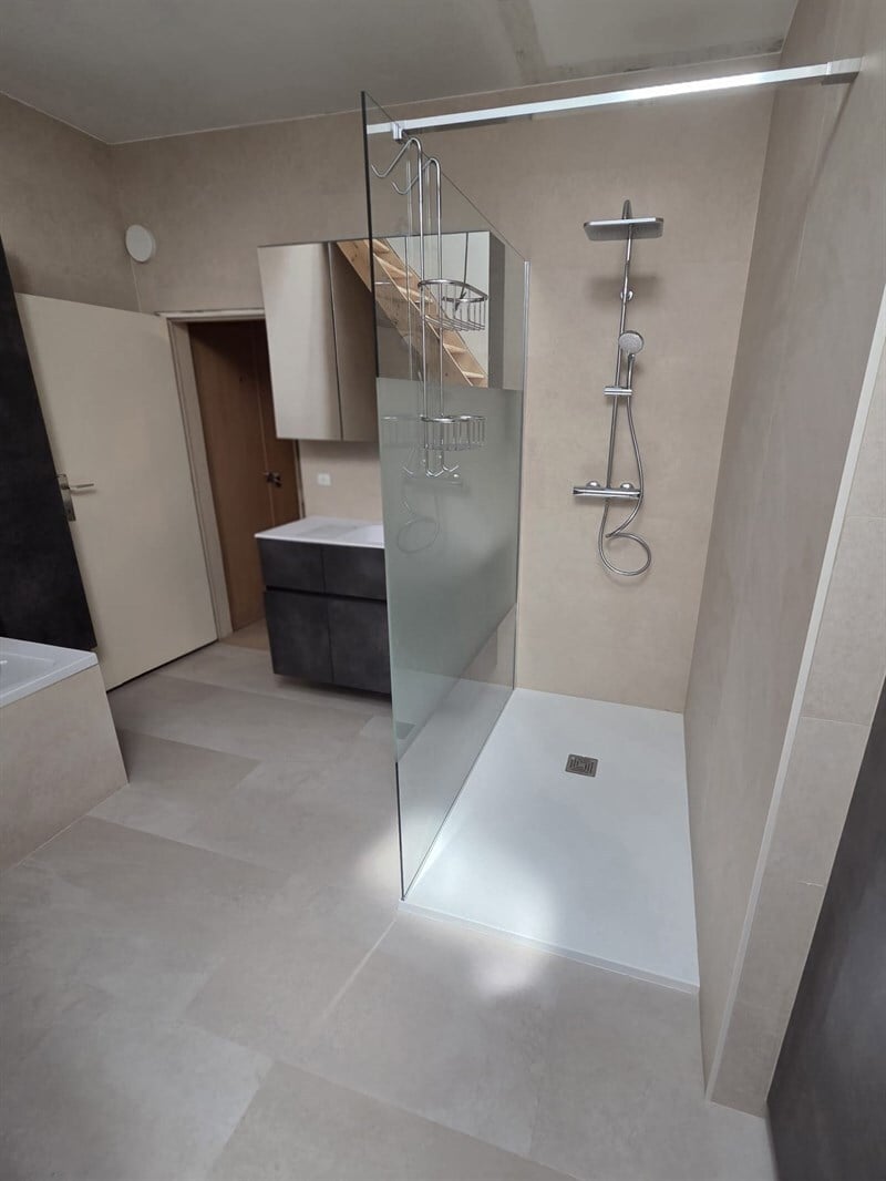 Salle de bains fermée de style moderne marron à Hélécine 1