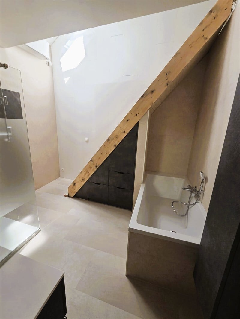 Salle de bains fermée de style moderne marron à Hélécine 2